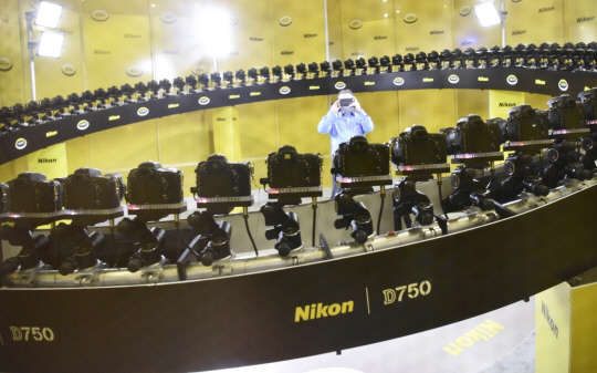 1월6일부터 미국 라스베이거스 컨벤션 센터에서 열리고 있는 CES 2016에서 관람객이 니콘 FX 포맷 DSLR 카메라 D750 96대로 타임랩스 기능을 활용해 입체적 증강 촬영을 하는 헬릭스 프로젝트를 시연하고 있다.                                                                            니콘이미징코리아제공